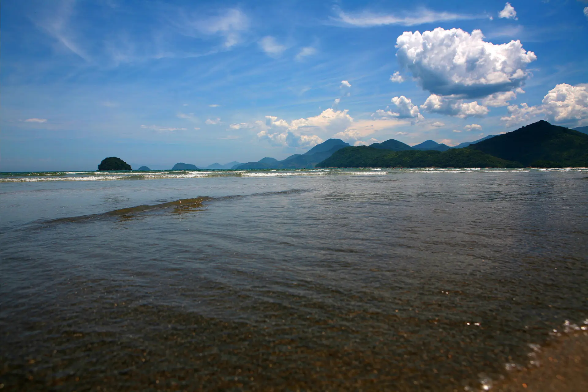 L'océan et les montagnes de Praia do Félix
